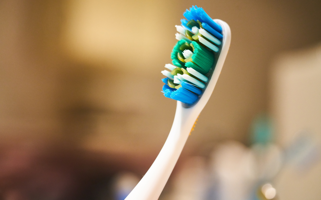 Come usare lo spazzolino e il filo interdentale?